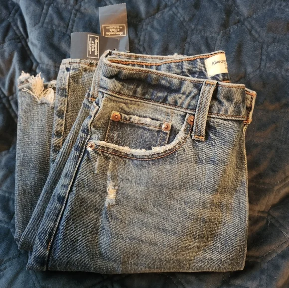 NWT A&F Curve Love 25 Short Distressed High Waisted The Mom Jean - Picture 2 of 6